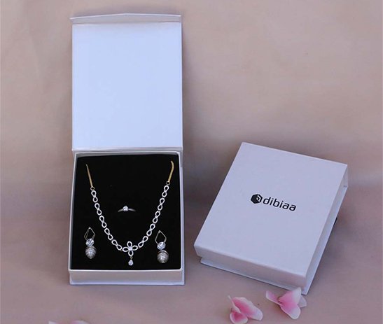 Flap Magnetic Pendant Set Box – White Metallic