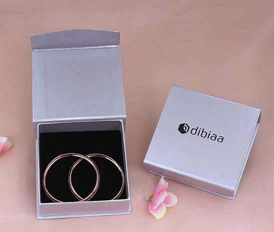 Flap Magnetic Bangle Box – Silver Metallic