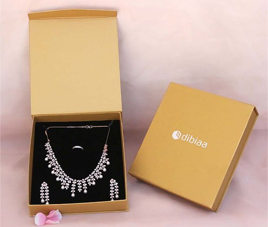 Flap Magnetic Necklace Box – Gold Metallic