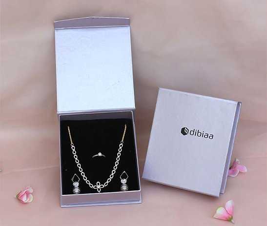 Flap Magnetic Pendant Set Box – Silver Metallic