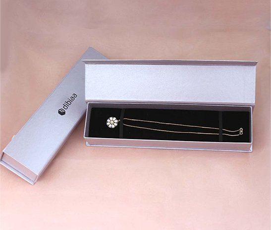 Flap Magnetic Chain Box – Silver Metallic