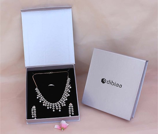 Flap Magnetic Necklace Box – Silver Metallic